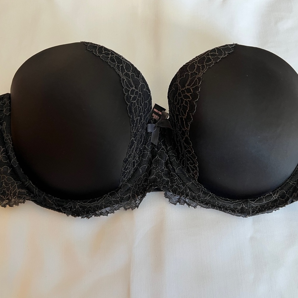 Elegant Black Lace Strapless Bra